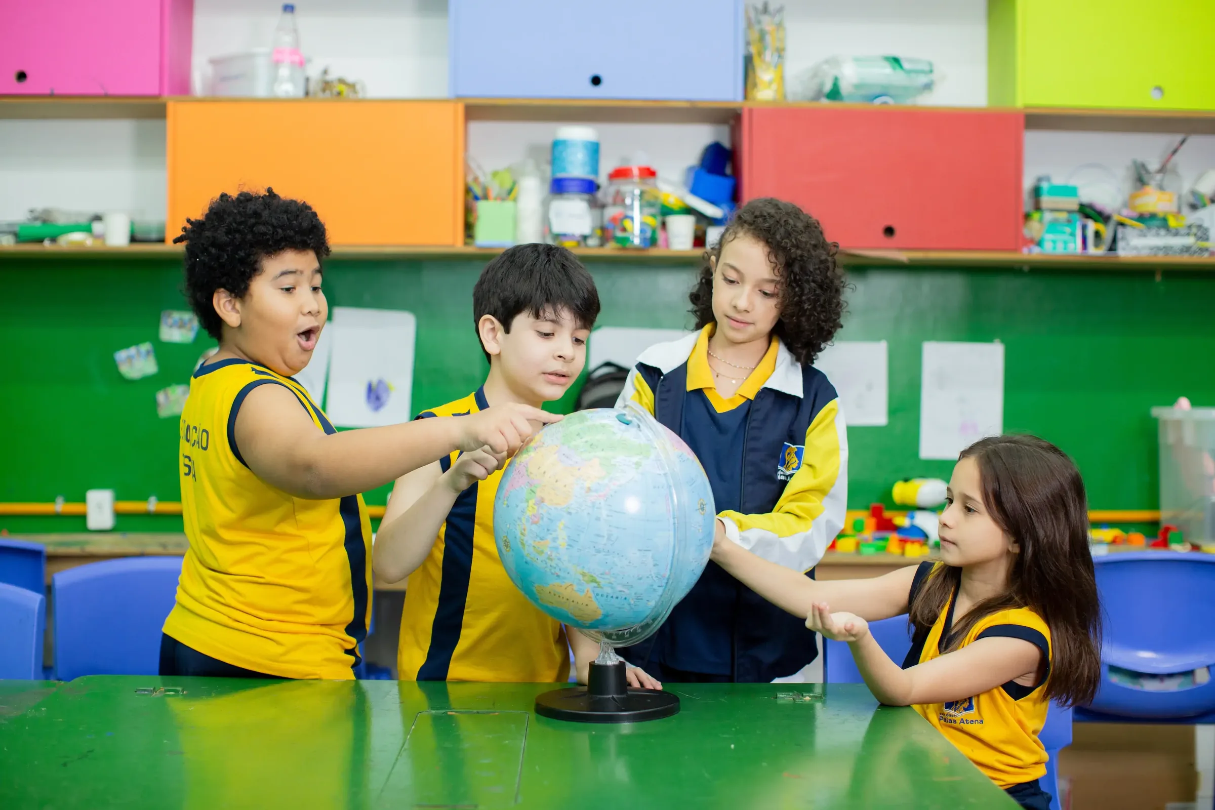 Alunos do Palas Atena estudando o globo terrestre