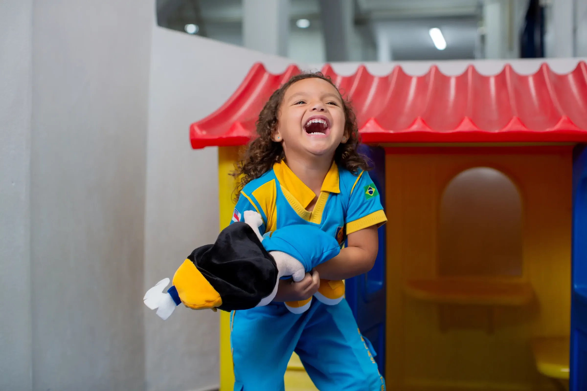 Aluna da educação infantil do Palas Atena brincando com fantoche