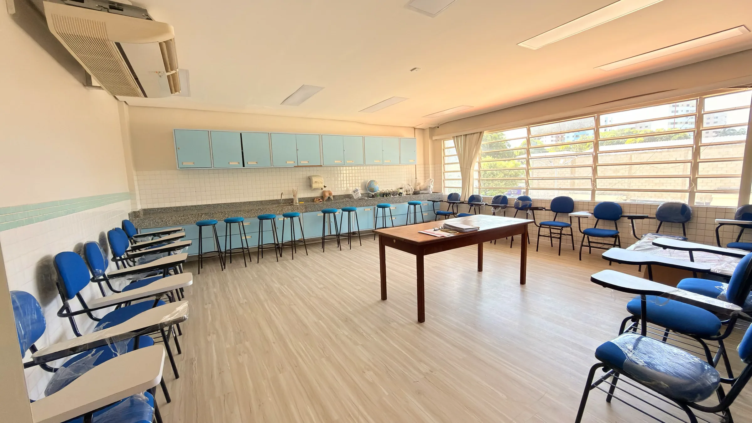 Laboratório do Colégio Palas Atena, com bancadas e cadeiras