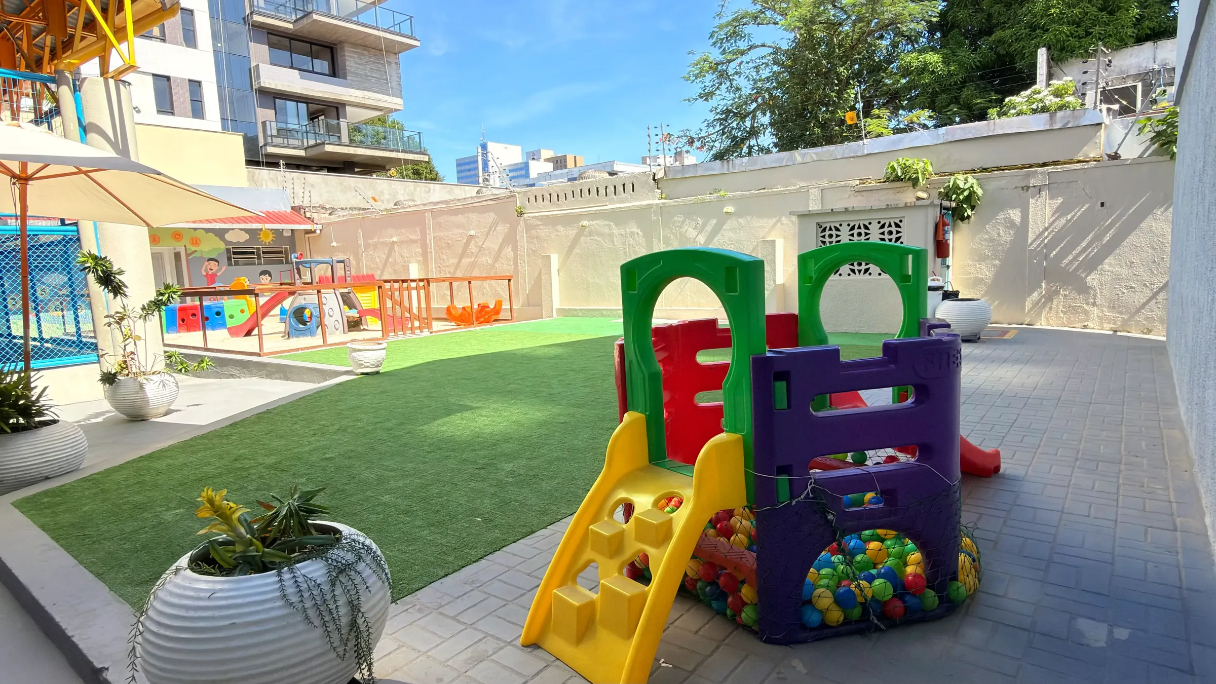 Playground da educação infantil do Palas Atena com piscina de bolinhas