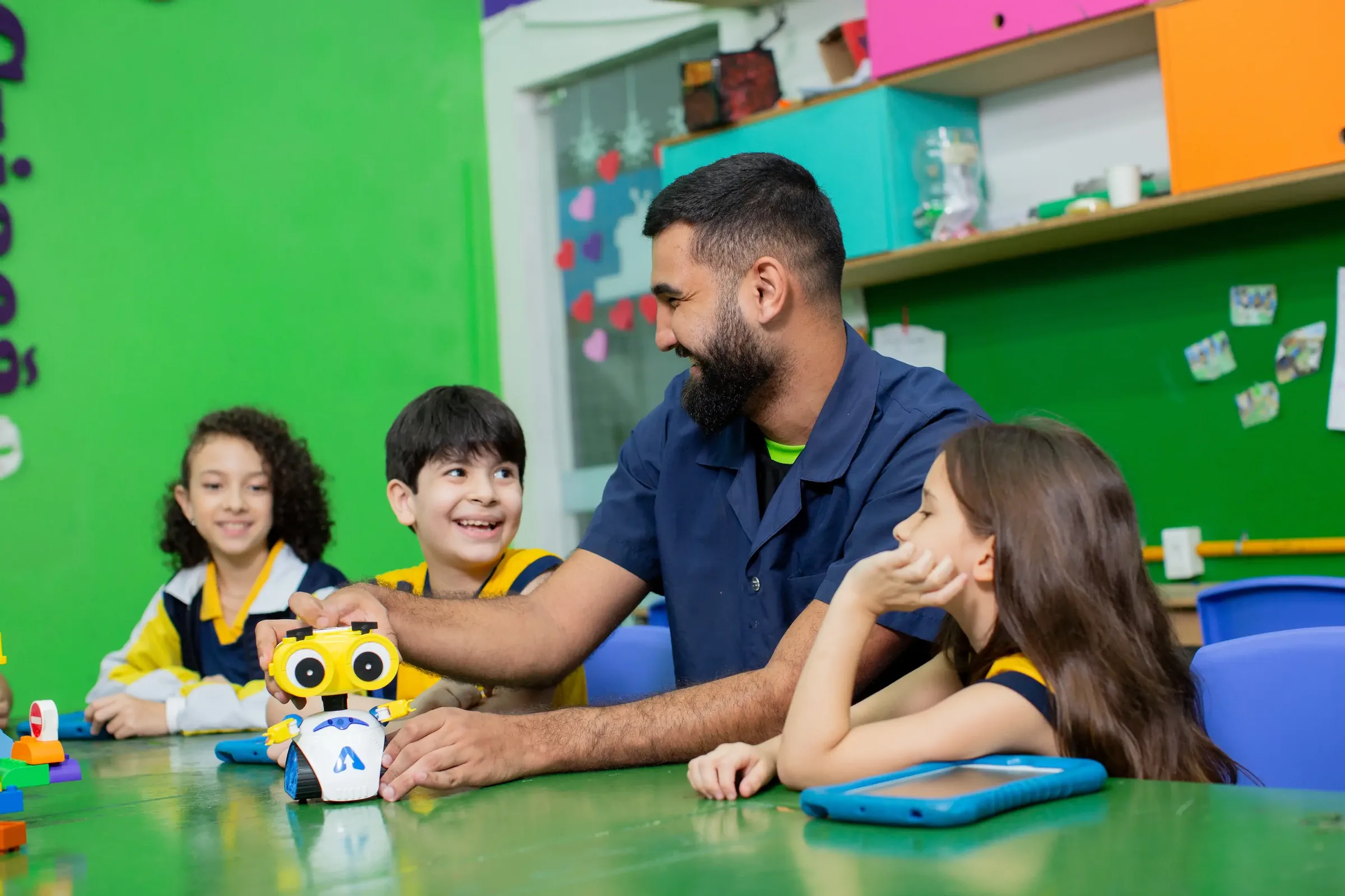 Professor e alunos do Palas Atena com um robô