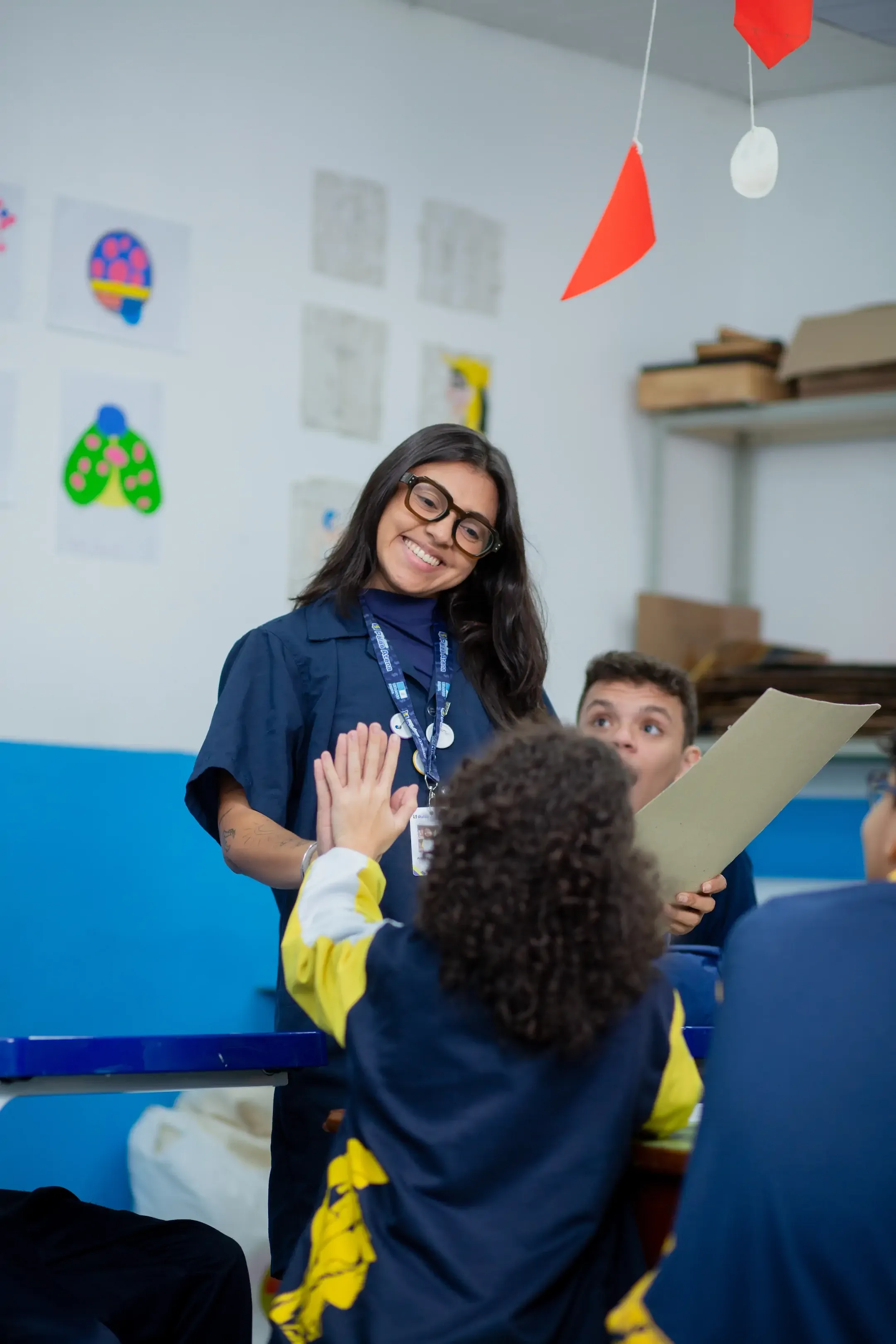 Professora do Palas Atena interagindo com alunos em sala