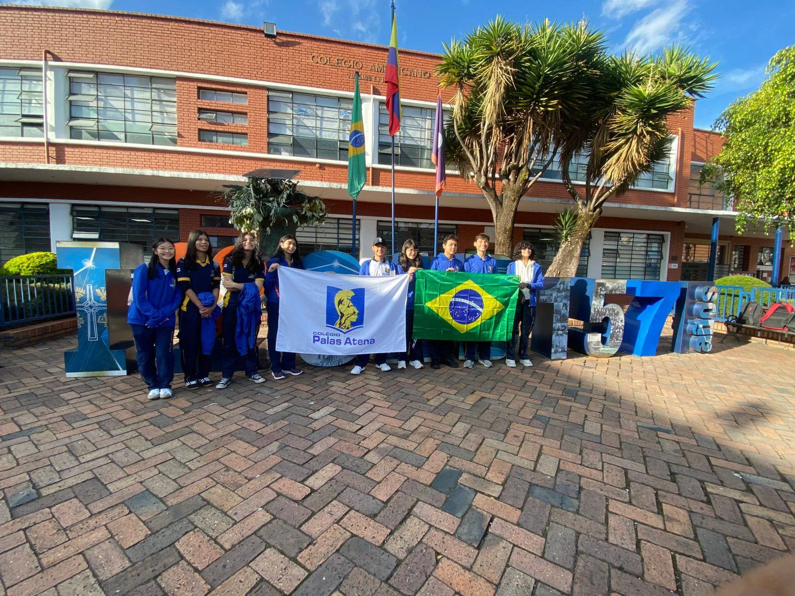 Estudantes do Palas Atena em intercâmbio internacional no Colégio Americano