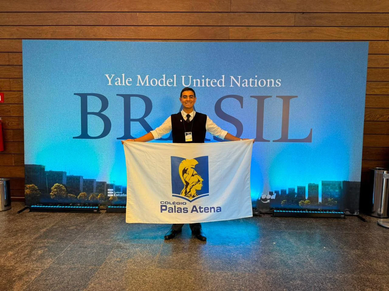 Estudantes do Palas Atena com certificações de participação na Yale Model United Nations