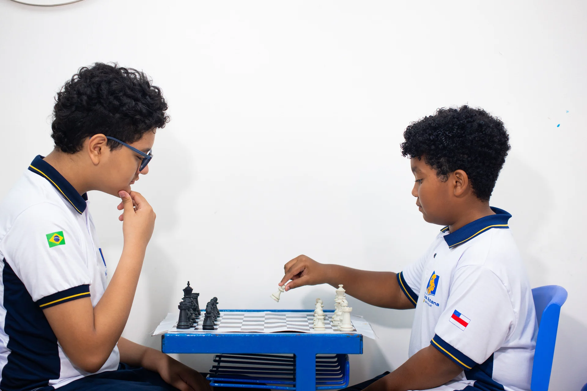 Alunos do Palas Atena disputando partida estratégica no tabuleiro de xadrez