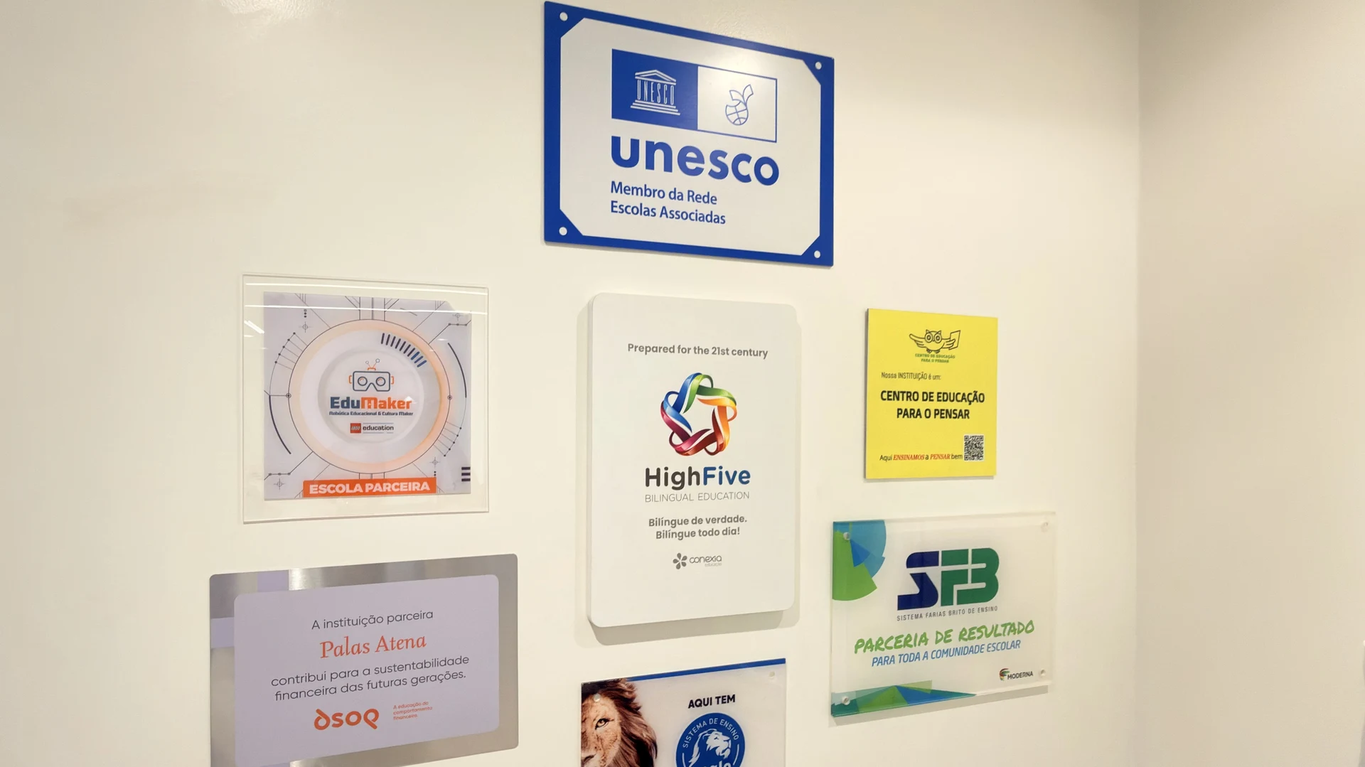 Painel de parcerias educacionais incluindo EduMaker Robótica e UNESCO no Palas Atena